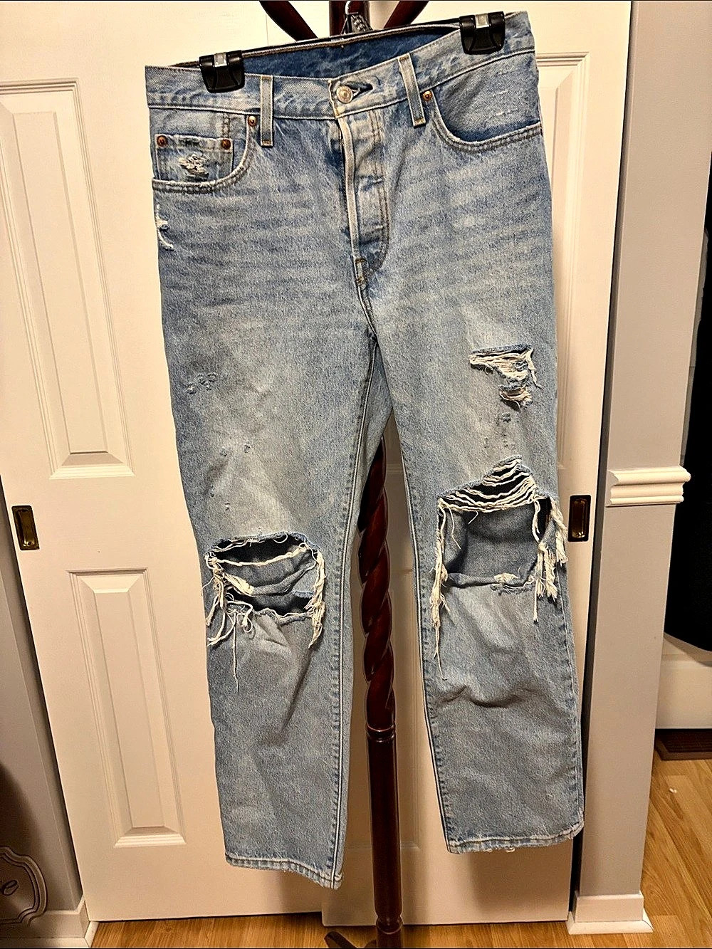 Levi’s 501 ’90s Women’s Jeans W28 L30 Light Wash with Intentional Distressed/Rip